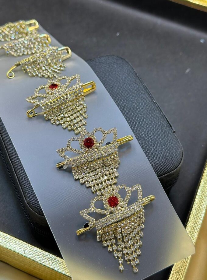 1 Queen Style Broach